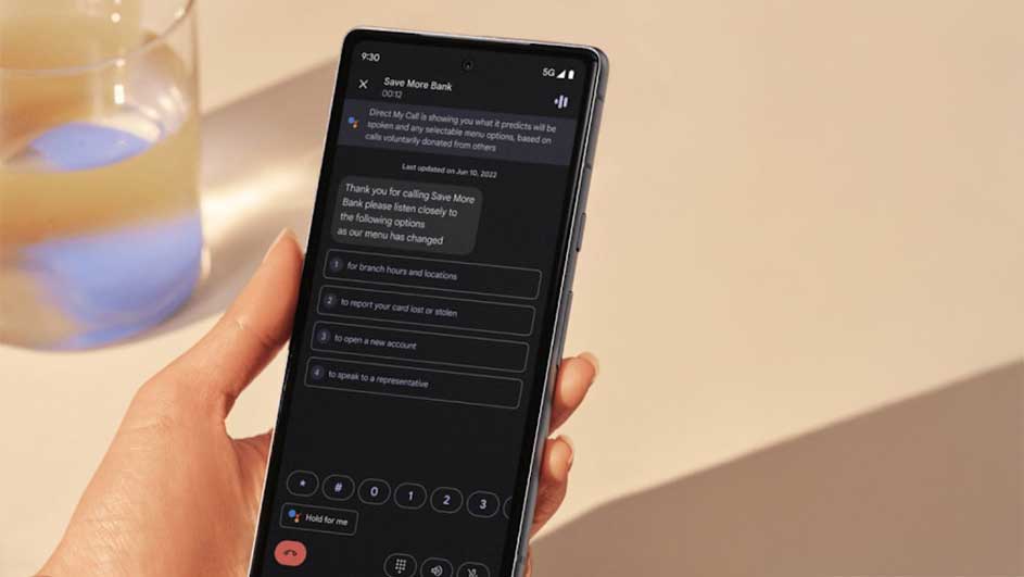 Un téléphone affiche un menu bancaire sur un écran noir. Un verre d'eau est visible à côté, le tout sur un fond beige clair.