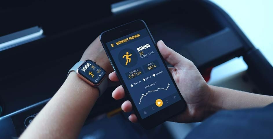 Een telefoon en horloge tonen een app voor het bijhouden van trainingen met statistieken over hardlopen. De achtergrond is een loopband.