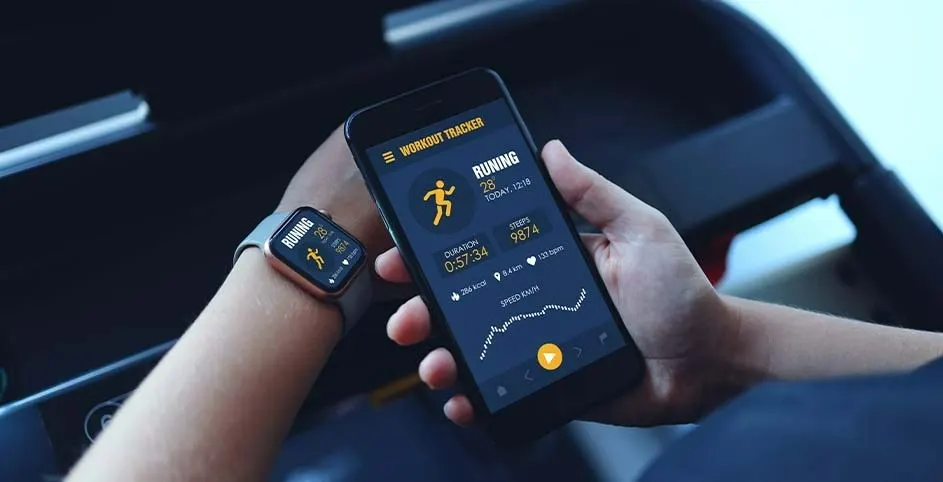 Een telefoon en horloge tonen een app voor het bijhouden van trainingen met statistieken over hardlopen. De achtergrond is een loopband.