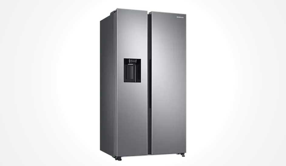 Stijlvolle zilveren koelkast met dubbele deuren, ingebouwde waterdispenser en strak, modern design. Ideaal voor grote gezinnen.