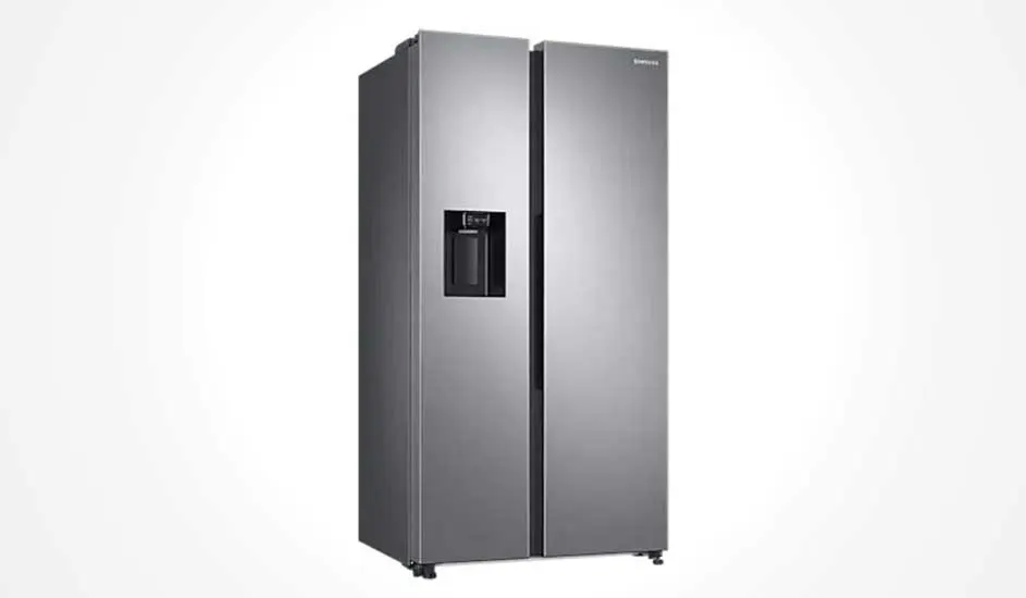 Stijlvolle zilveren koelkast met dubbele deuren, ingebouwde waterdispenser en strak, modern design. Ideaal voor grote gezinnen.