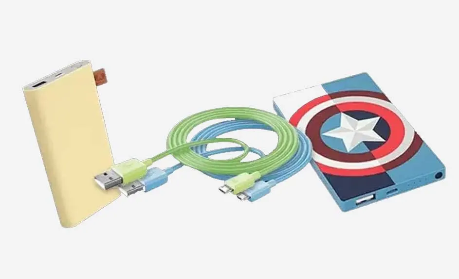 Deux batteries externes, jaune et bleue, avec des câbles USB verts et bleus sur un fond blanc.