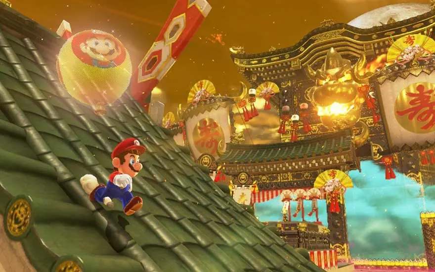Mario glijdt van een groen dak in een feestelijke Japanse stad met grote fakkels, lantaarns en gouden decoraties.
