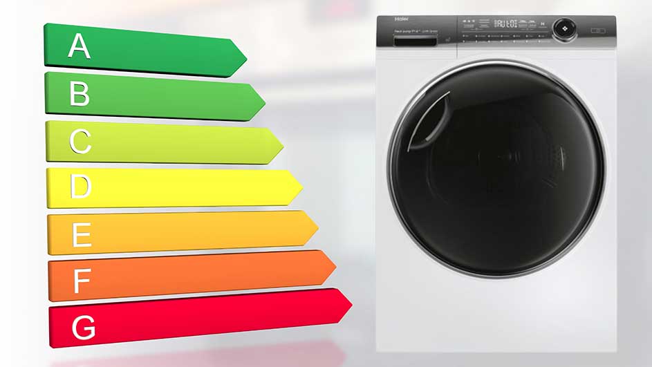 Een wasmachine staat naast een energielabel met de letters A tot G in pijlen in de kleuren groen, geel en rood.