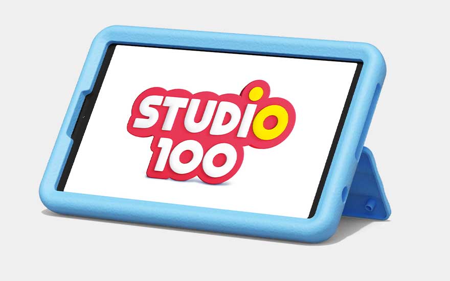 Een kindvriendelijke Samsung Galaxy Tab A9 in blauwe hoes met standaard, toont het kleurrijke logo van Studio 100.