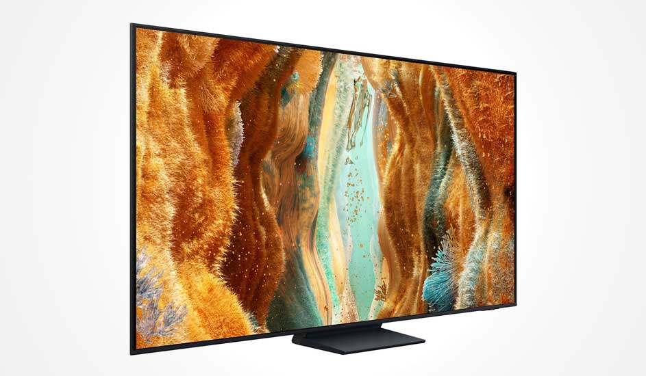 Une télévision Samsung à bord fin noir affiche une œuvre abstraite orange, dorée et bleue, posée sur un pied moderne.