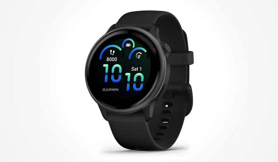Zwarte smartwatch toont 8000 stappen, batterijstatus, meldingsicoon, digitale tijd 10:10 en datum zaterdag 1.