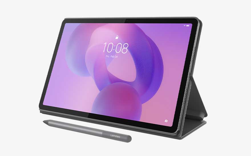 Tablette Lenovo dans une coque support inclinée, affichant un écran d’accueil violet, avec un stylet gris posé devant.