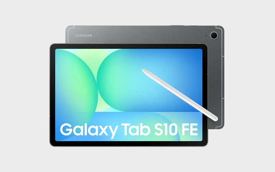 Une Samsung Galaxy Tab S10 FE avec un stylet, affichée de face et de dos. L’écran est lumineux et coloré.