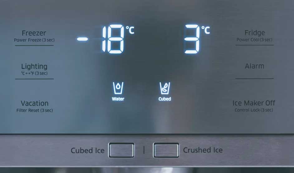 Écran de réfrigérateur gris avec affichage numérique : congélateur à -18°C, réfrigérateur à 3°C, options eau et glaçons.