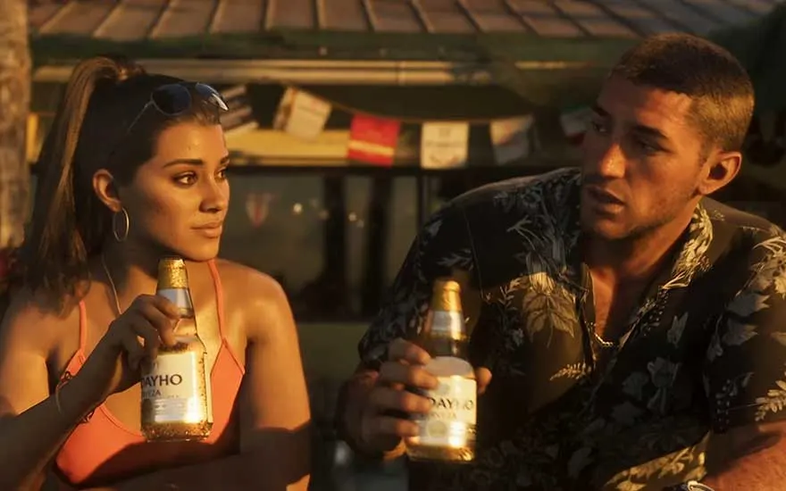 Een vrouw en een man drinken bier in de avondzon, zittend buiten, kijkend naar elkaar met een ontspannen vakantiesfeer.