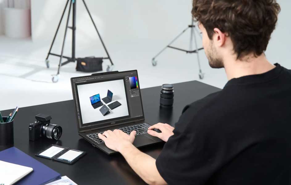 Een fotograaf werkt aan een laptop achter een bureau met camera’s, lenzen en geheugenkaarten. Op het scherm staat een productfoto in studio.