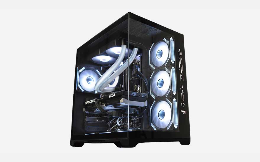 Un PC gaming noir avec panneau latéral en verre révèle un éclairage RGB blanc, une carte graphique MSI GeForce RTX et six ventilateurs lumineux.