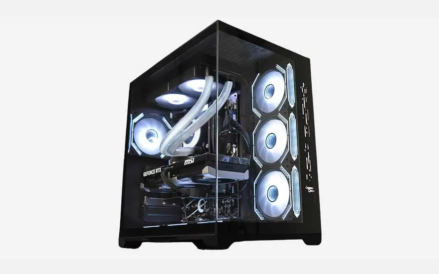 Een zwarte gaming-PC met glazen zijpaneel toont witte RGB-verlichting, MSI GeForce RTX grafische kaart en zes verlichte ventilatoren binnen.