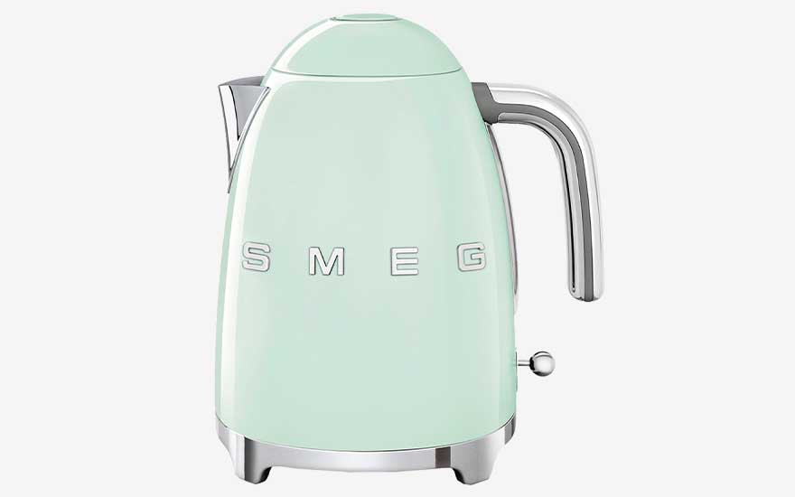 Een pastelgroene retro waterkoker met chromen details staat centraal op een strakke witte achtergrond.