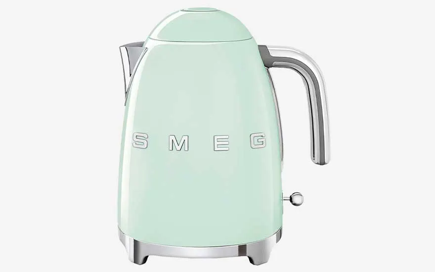 Een pastelgroene retro waterkoker met chromen details staat centraal op een strakke witte achtergrond.