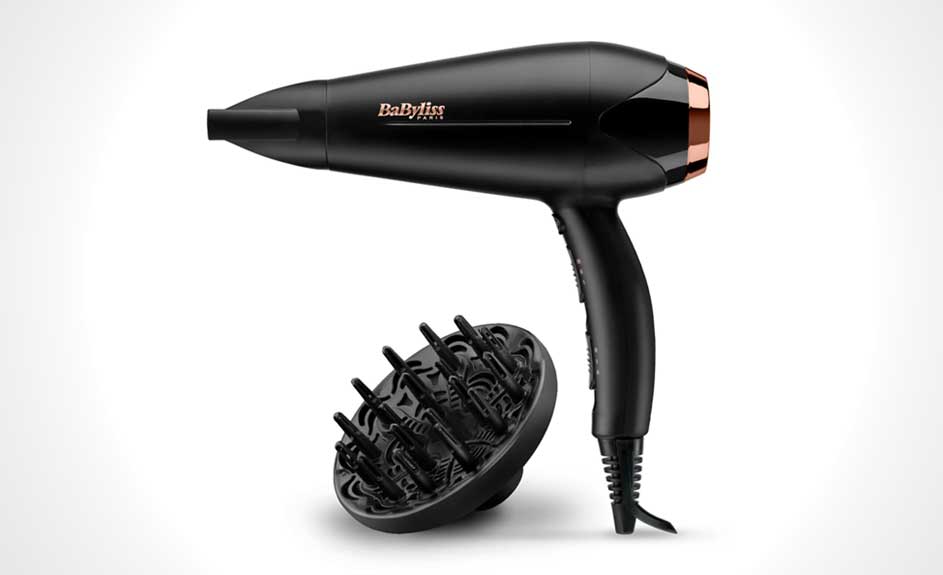 Zwarte BaByliss-haardroger met diffuser op een witte achtergrond. De haardroger heeft een koperkleurig accent.