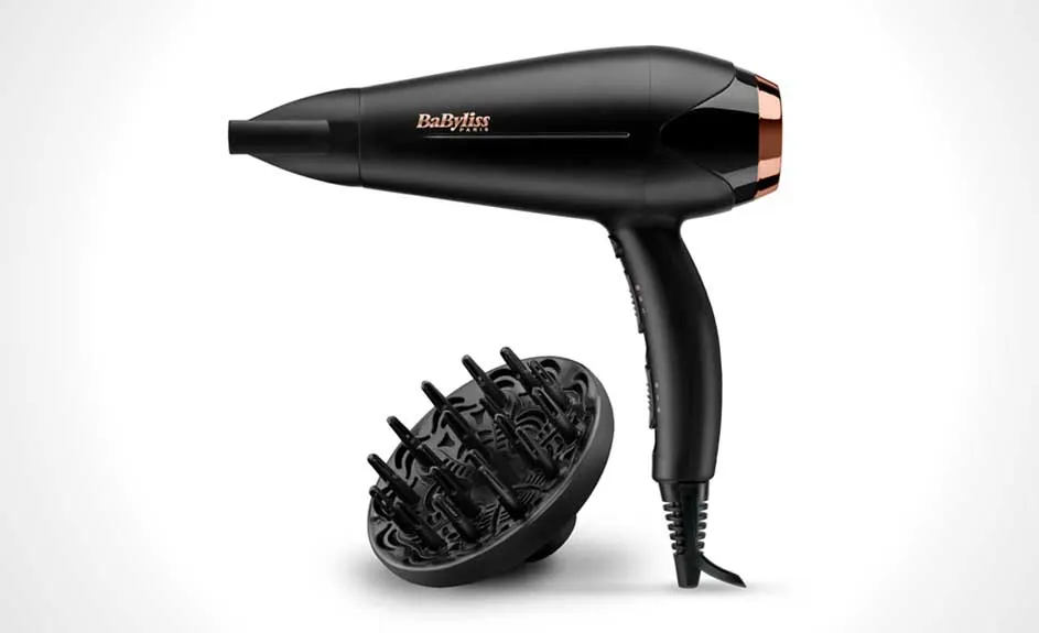 Sèche-cheveux noir Babyliss avec diffuseur noir sur fond blanc.