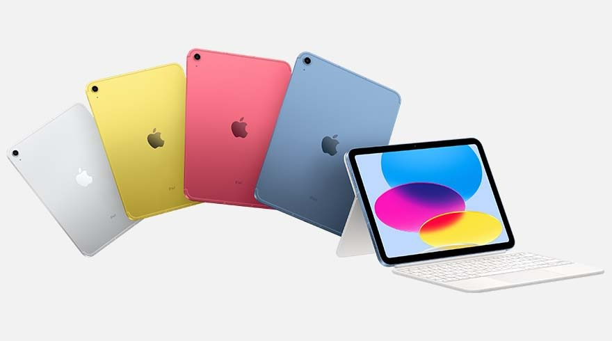 Vijf iPads in wit, geel, roze en blauw liggen naast elkaar. Een iPad staat open met een toetsenbord eronder.