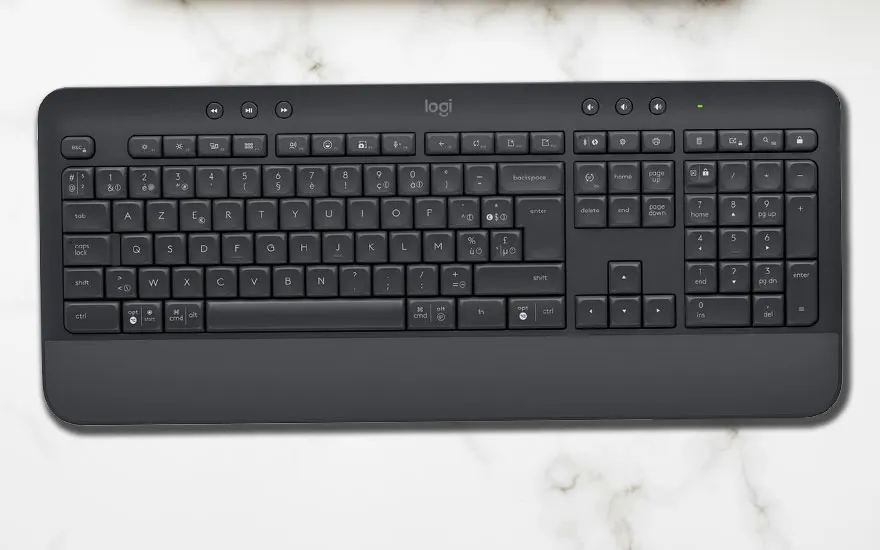 Un clavier noir avec des touches alphanumériques et des touches de fonction, sur un fond marbré clair.