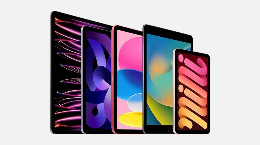 Cinq tablettes électroniques de différentes tailles et couleurs d'écran sont alignées sur un fond blanc uni.