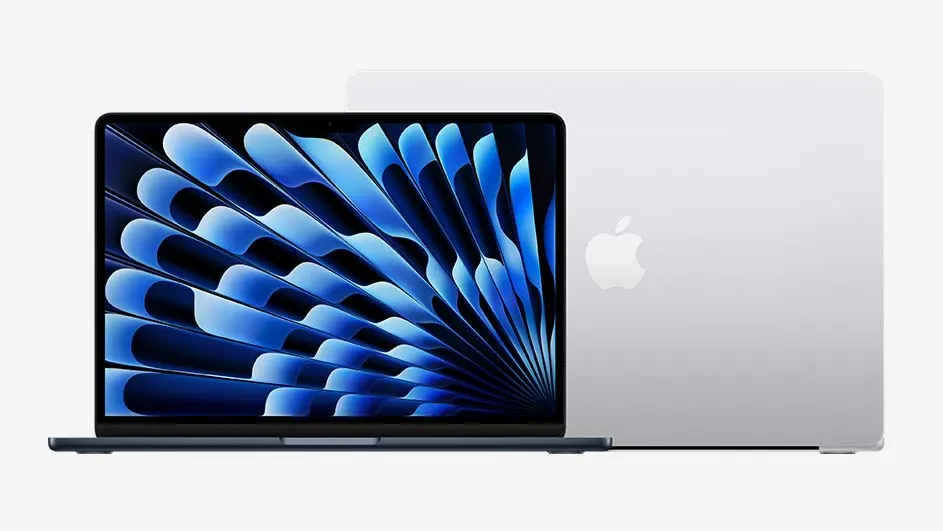 Un ordinateur portable gris ouvert avec un écran bleu et un logo de pomme blanc sur le boîtier, sur fond blanc.