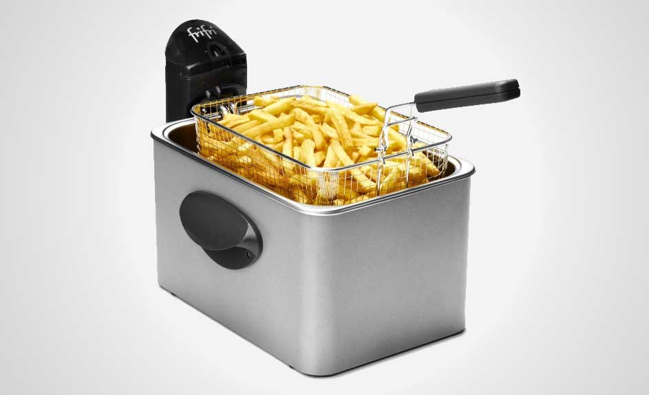 Een zilveren friteuse met een mand vol goudgele frieten tegen een effen achtergrond.