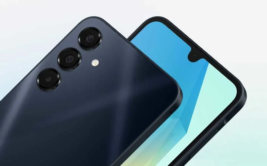 Close-up van een moderne zwarte smartphone met drie camera’s en een groot helder scherm met een blauwe achtergrond en minimalistisch design.