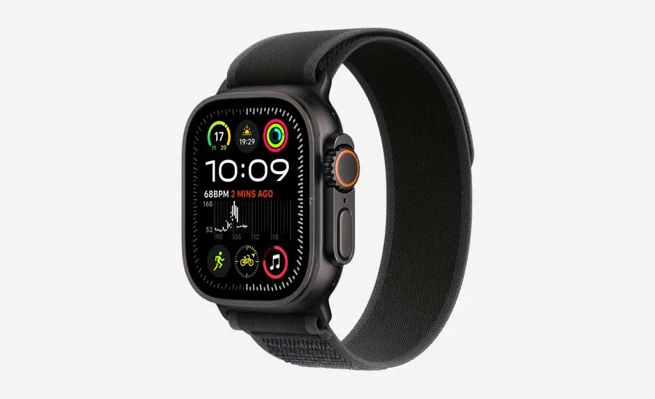 Montre intelligente noire avec un écran affichant 10:09, bracelet noir, sur fond blanc.