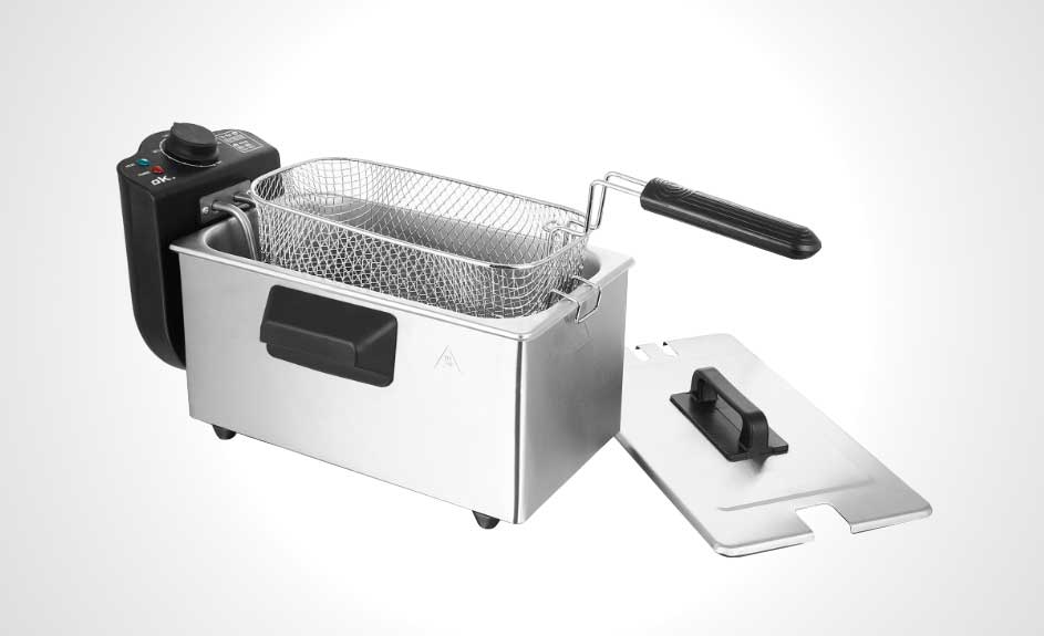 Een zilverkleurige friteuse met een mandje en deksel staat op een witte achtergrond.