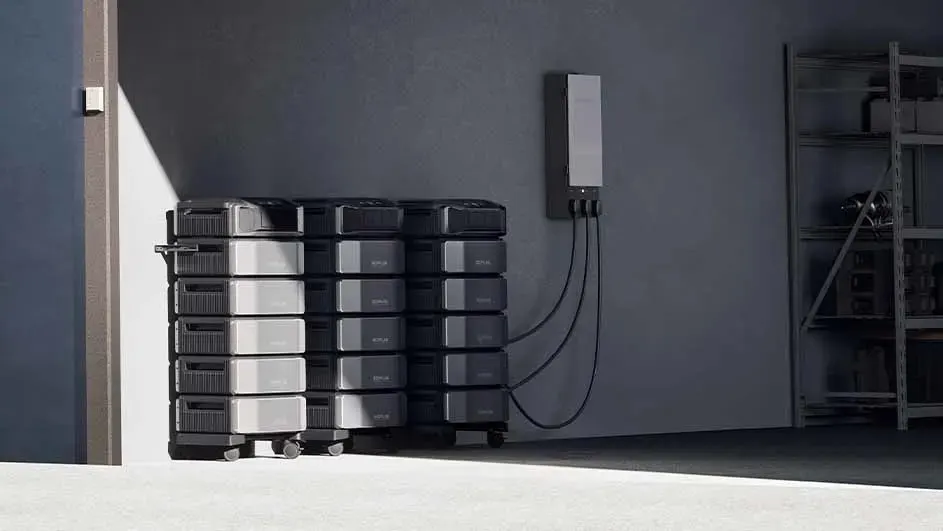 Grijze stapelbare batterijen in garage, verbonden met een witte muurmodule. Metalen rek op de achtergrond.