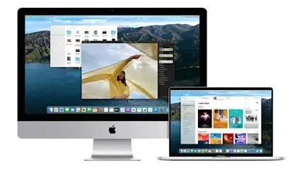 Een iMac en een MacBook staan op een witte achtergrond. Beide schermen tonen vensters met verschillende toepassingen.