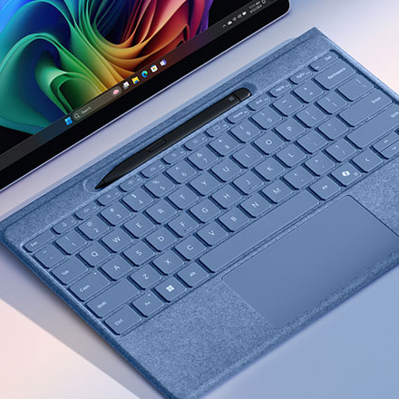 Een blauw toetsenbord met een zwarte styluspen en een tablet met een kleurrijk scherm.