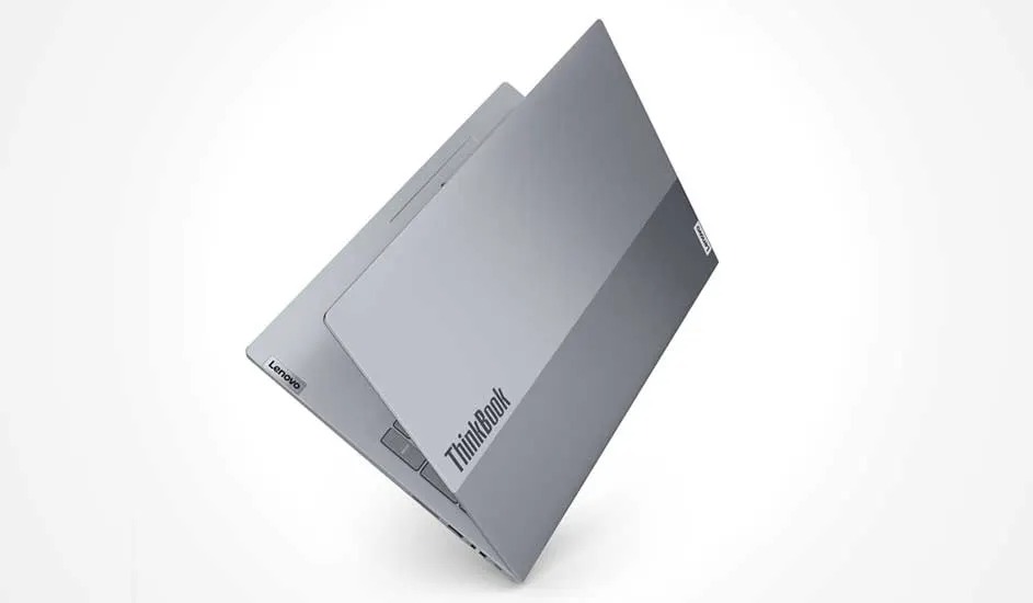 Zilverkleurige Lenovo ThinkBook-laptop half geopend, strak en slank ontwerp op witte achtergrond, benadrukt zakelijke elegantie.