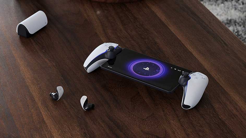 Un téléphone noir avec logo violet est fixé à une manette de jeu blanche et noire sur une table brune. Des écouteurs sont à côté.