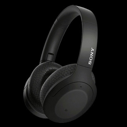 Casque audio noir Sony sur fond noir. L'intérieur de l'écouteur gauche est légèrement visible.
