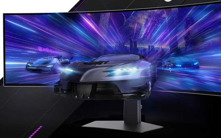 Een gebogen monitor toont een raceautoscène met blauwe en paarse lichten. De monitor staat op een zwarte voet.