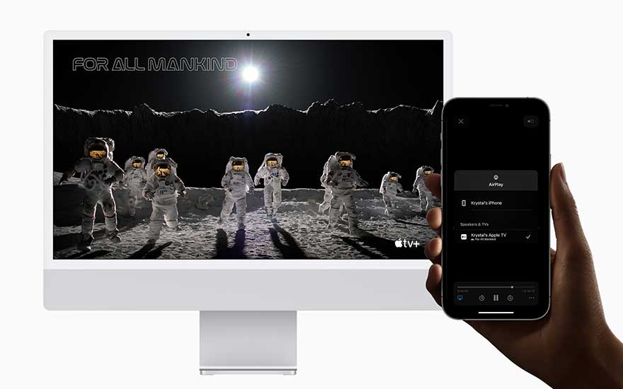 Un écran d'ordinateur blanc affiche des astronautes sur la lune. Un téléphone noir montre l'écran AirPlay.