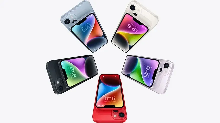 Cinq smartphones iPhone 14 en noir, rouge, blanc, bleu et violet sur fond blanc, affichant l'heure.