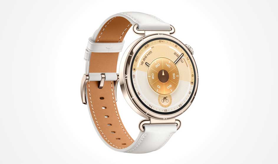 Une montre connectée ronde, au cadran doré et au bracelet blanc en cuir, est présentée sur un fond clair.