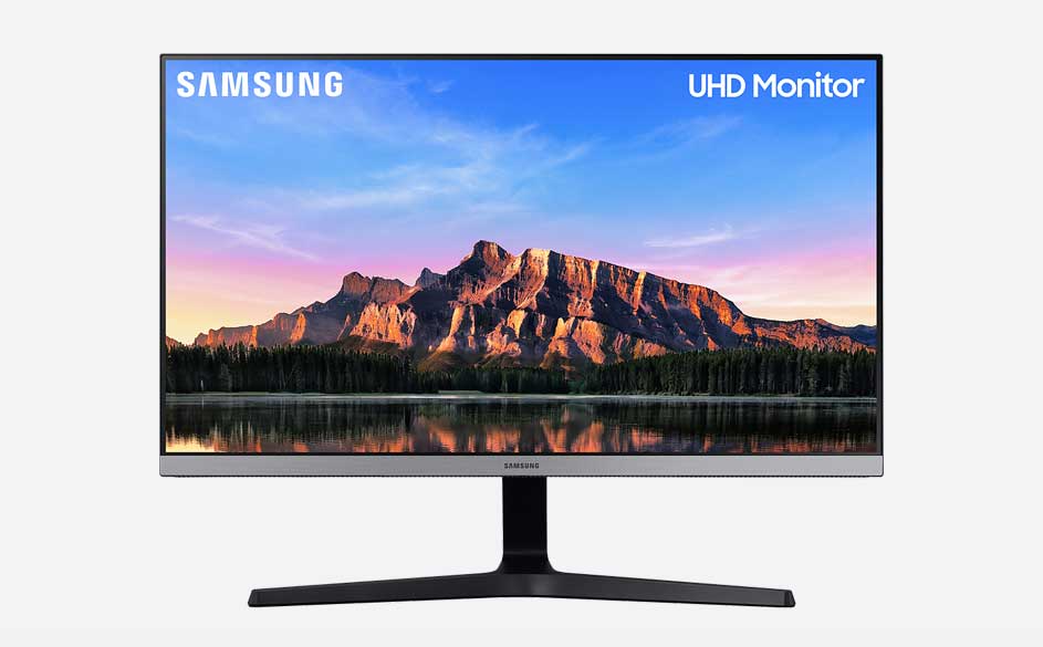 Een Samsung UHD-monitor toont een berglandschap met een blauwe lucht en een reflectie in het water.