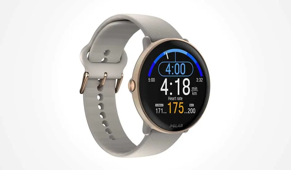 Een Polar smartwatch met goudkleurige rand toont tijd, hartslag en sportgegevens op een zwart scherm, grijze band.