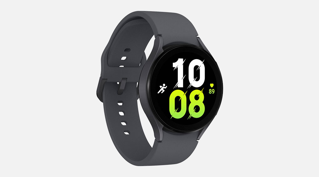 Une montre intelligente avec un bracelet gris affiche l'heure, 10:08, sur un fond d'écran noir.