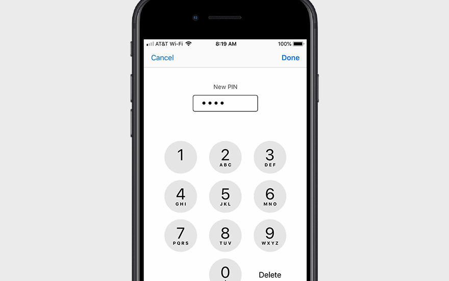 Een smartphone toont een scherm om een nieuwe pincode in te voeren met numeriek toetsenbord op een witte achtergrond.