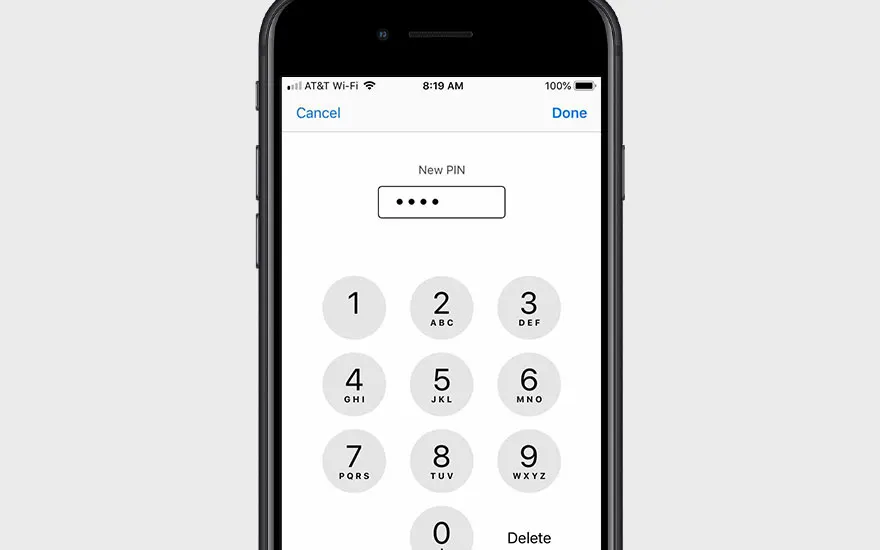 Een smartphone toont een scherm om een nieuwe pincode in te voeren met numeriek toetsenbord op een witte achtergrond.