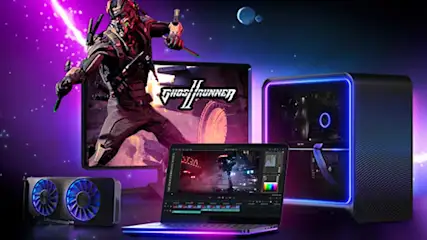 Un ordinateur portable, un écran, une carte graphique et un ordinateur de bureau sont présentés sur une surface.