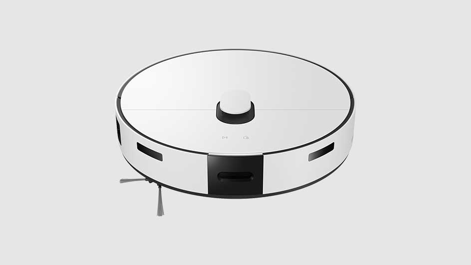Een witte robotstofzuiger met zwarte accenten staat op een effen achtergrond. Het heeft een ronde vorm met een kleine borstel aan de zijkant.