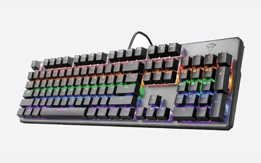 Clavier mécanique rétroéclairé multicolore sur fond blanc. Le clavier a des touches noires et un câble noir.