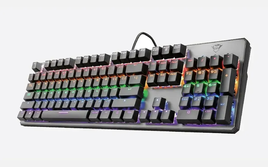 Clavier mécanique rétroéclairé multicolore sur fond blanc. Le clavier a des touches noires et un câble noir.