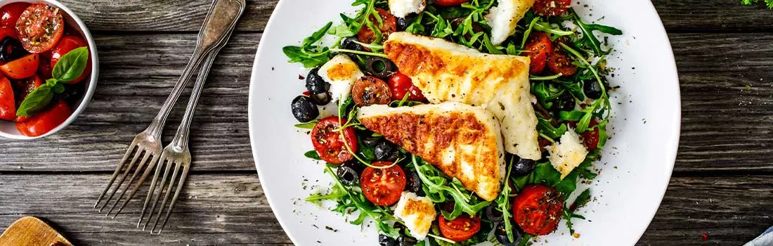 Griekse salade met gegrilde halloumi